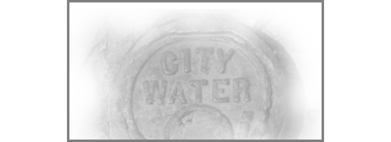La fluoruración del agua comenzó en los EE. UU. En 1995 y continúa hoy, a pesar de que la FDA nunca la aprobó.